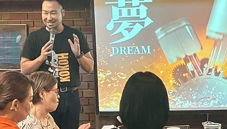 講演で話す小倉瑞季とそれを聞く参加者の写真