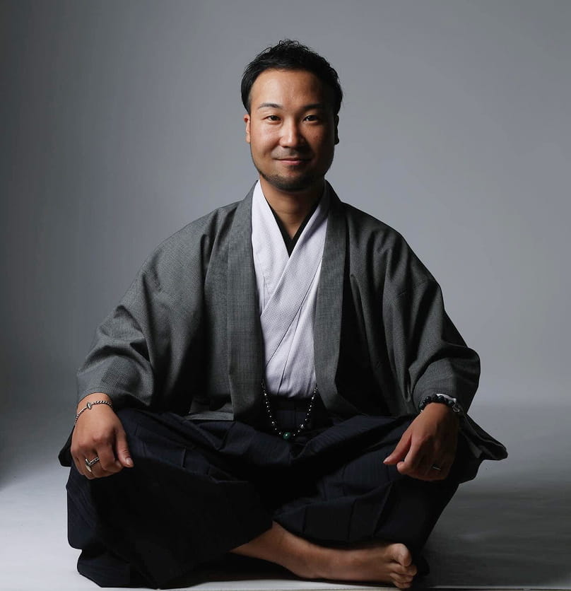 和装を着た小倉瑞季が正座して微笑んでいる写真