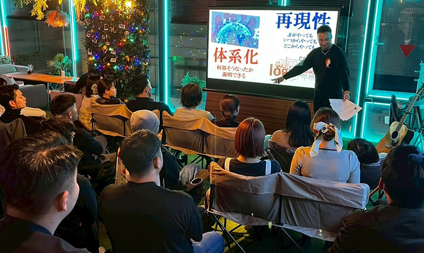 スクリーンを使って小倉瑞季が参加者に向けて解説しているセミナーの様子