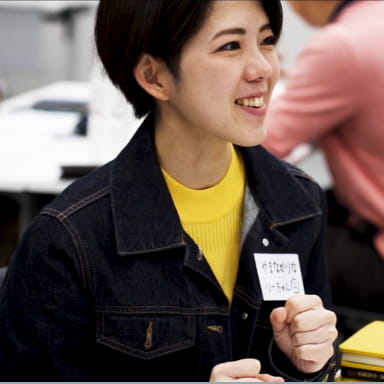 笑顔で会話する女性