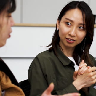 相手の話を聞く女性の様子