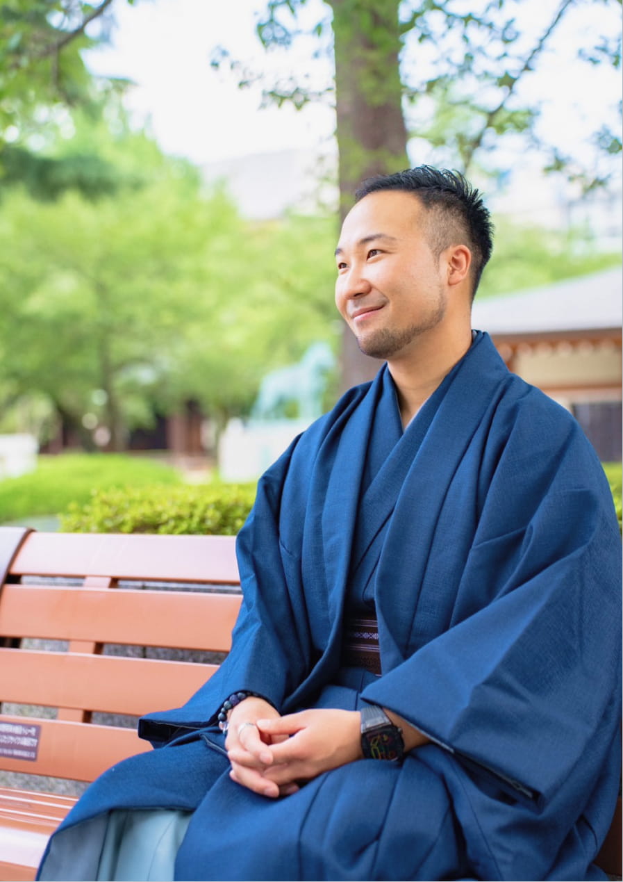 小倉瑞季がベンチに座って穏やかに微笑む様子