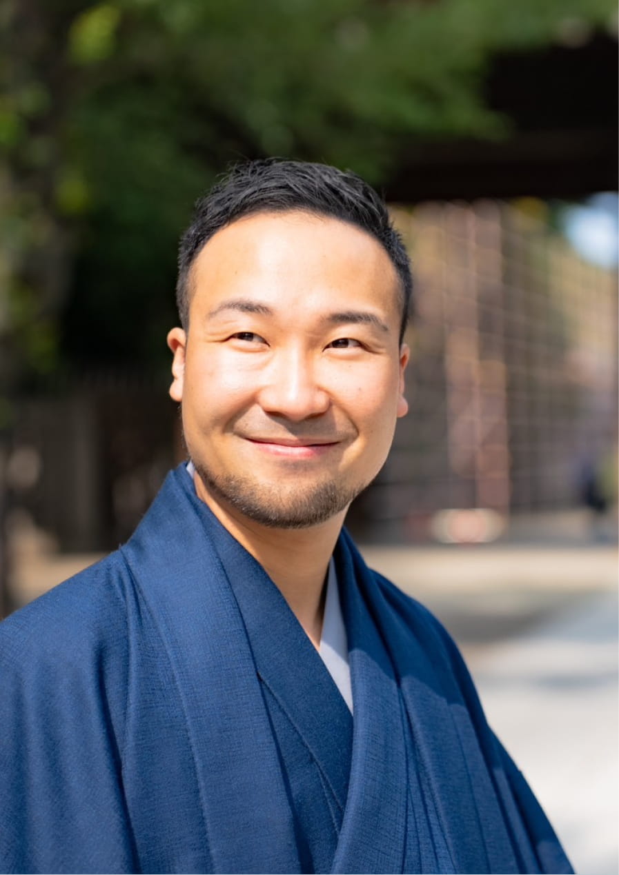 小倉瑞季が正面を向いて明るく微笑んでいる様子