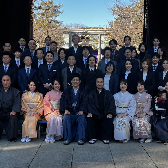 和装やスーツ姿の人々が集まって撮影した集合写真