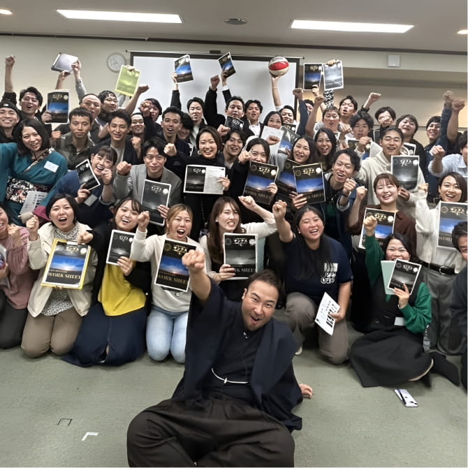 笑顔でガッツポーズする集合写真