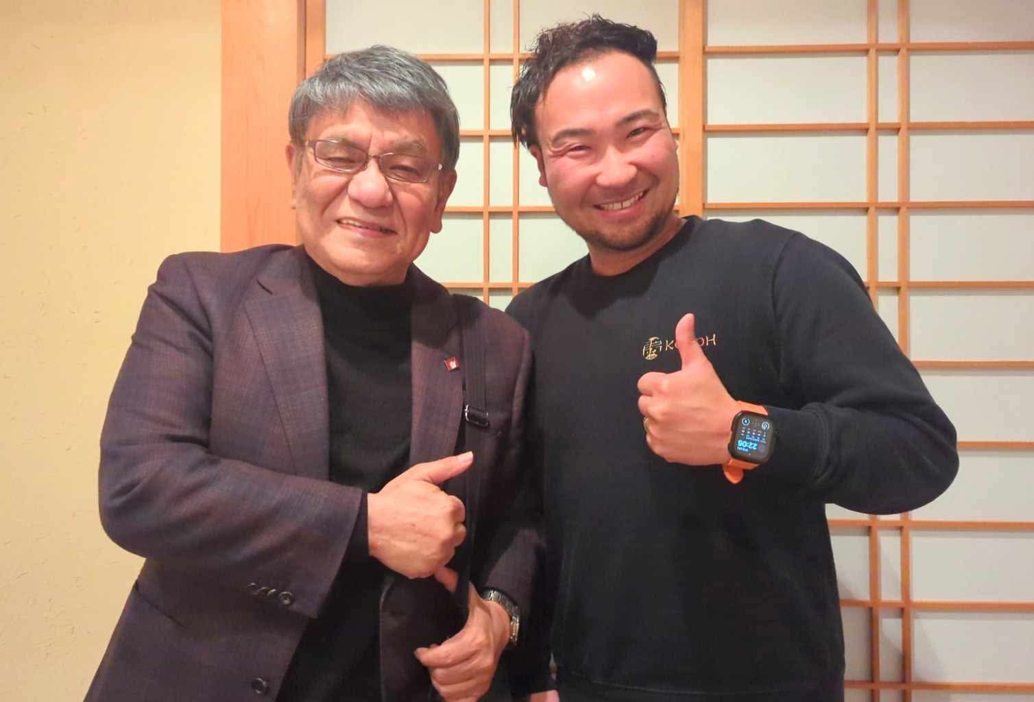 並んで親指を立てる池間哲郎先生と小倉瑞季