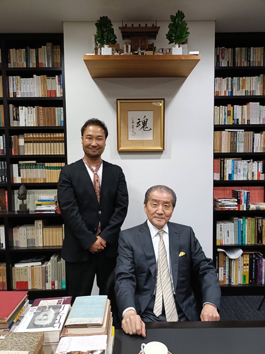 神棚と書棚の前で、執行草舟先生と小倉瑞季